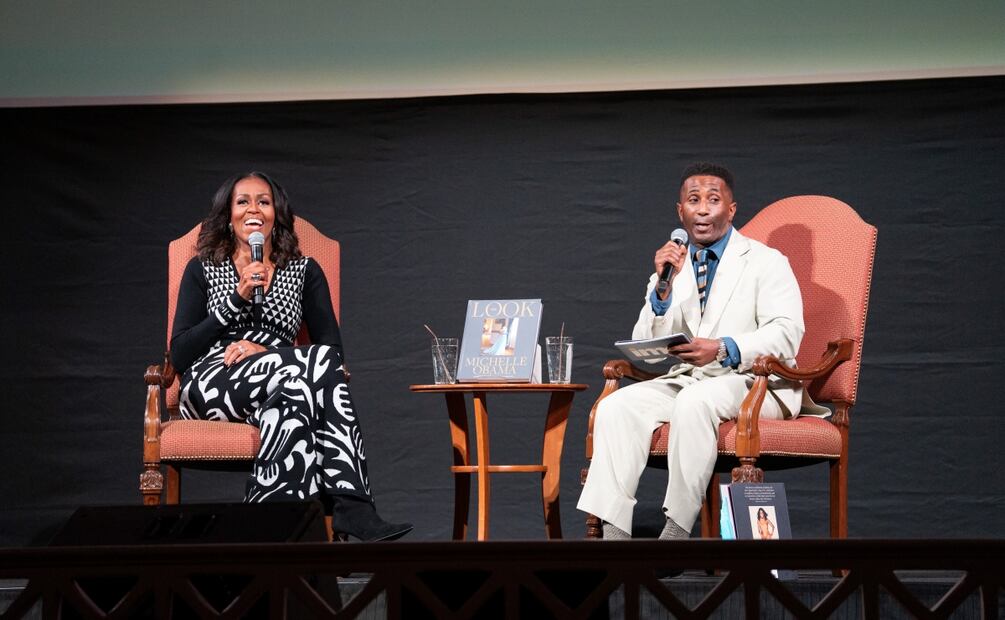 La ex primera dama Michelle Obama habla con Wesley Morris sobre su nuevo libro «The Look» durante un evento en Sixth and I, el miércoles 12 de noviembre de 2025, en Washington. Foto: AP