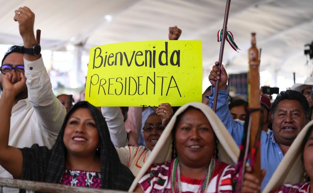 Ciudadanos reciben a la presidenta Claudia Sheinbaum en la Mixteca oaxaqueña (22/11/2025). Foto: Presidencia