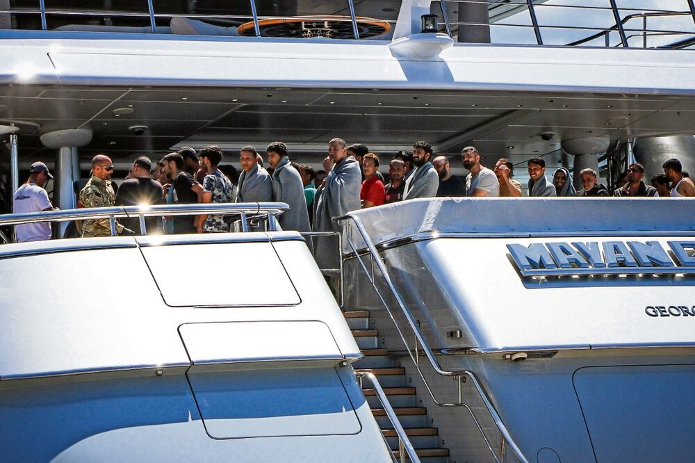 Yate de familia mexicana rescata a migrantes