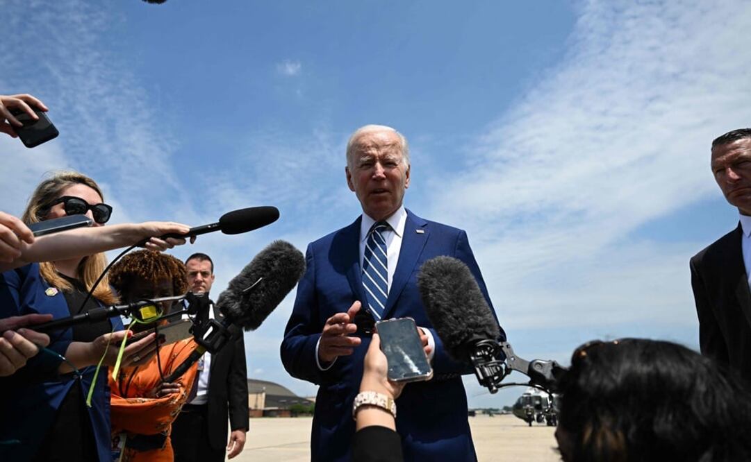 Presidente Joe Biden habla con la prensa antes de abordar el Air Force One en la Base Conjunta Andrews en Maryland. Foto: AFP