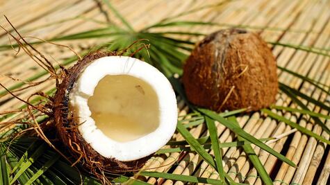 Cómo se aplica el aceite de coco en el cabello y para qué sirve