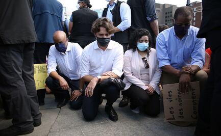 Justin Trudeau se hinca durante protesta por asesinato de George Floyd