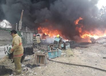 Incendio en predio de desperdicios causa temor en habitantes de Los Reyes