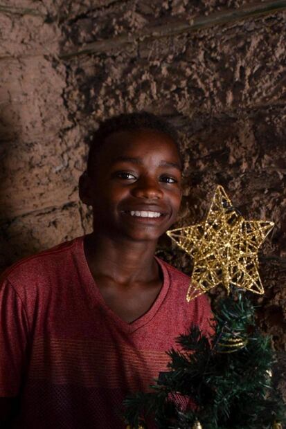 Conmueve foto de niño brasileño que encontró un árbol de Navidad en la basura