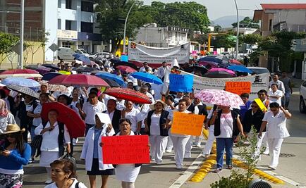 Protestan trabajadores de servicios de salud en Oaxaca