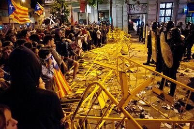 Tras disturbios, policía dispersa a manifestantes concentrados en Parlamento de Cataluña 