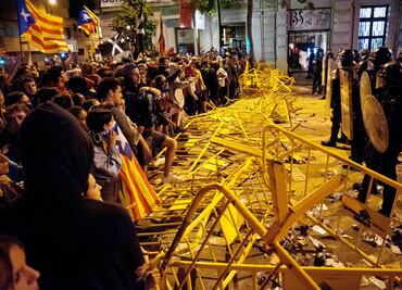 Tras disturbios, policía dispersa a manifestantes concentrados en Parlamento de Cataluña