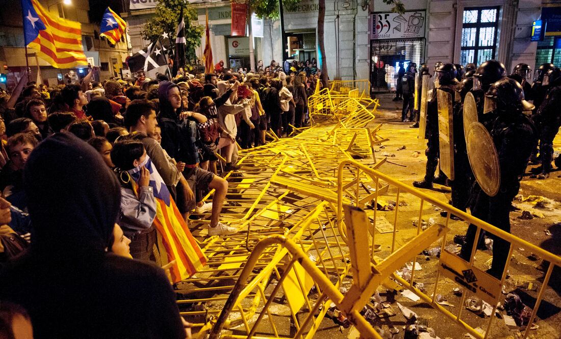 Manifestación de independentistas ante el Parlamento regional y la Jefatura Superior de la Policía Nacional en Barcelona (EFE)