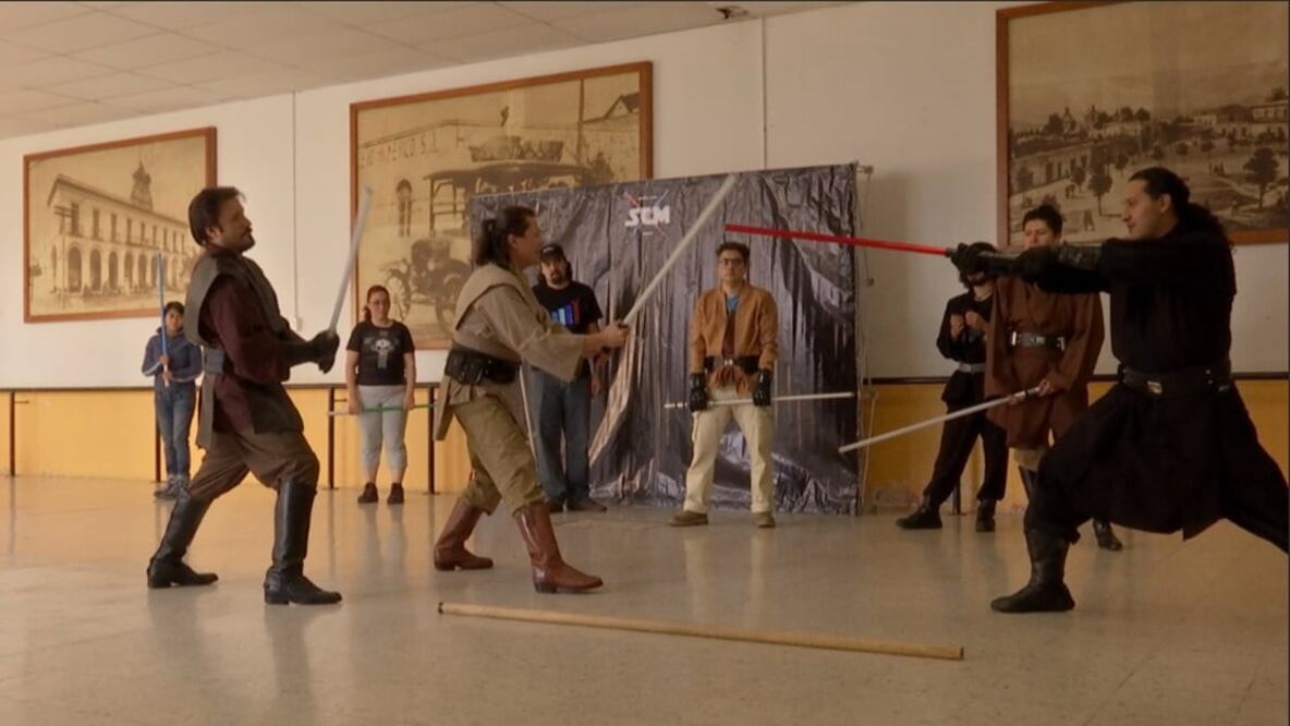 Roberto Martínez enseña a los padawans (alumnos) a combatir con el sable de luz, que él aprendió a usar instruido por coreógrafos de los episodios I, II y III de La guerra de las galaxias