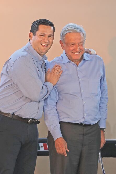 En un evento oficial, el gobernador de Guanajuato, Diego Sinhué, agradeció el apoyo de Andrés Manuel López Obrador en el operativo de seguridad Golpe de Timón y ofreció regalarle unos zapatos hechos en la entidad. JUAN CARLOS REYES. EL UNIVERSAL