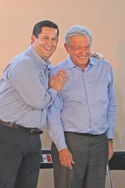 Góber vence abucheos; otro los sufre en ausencia