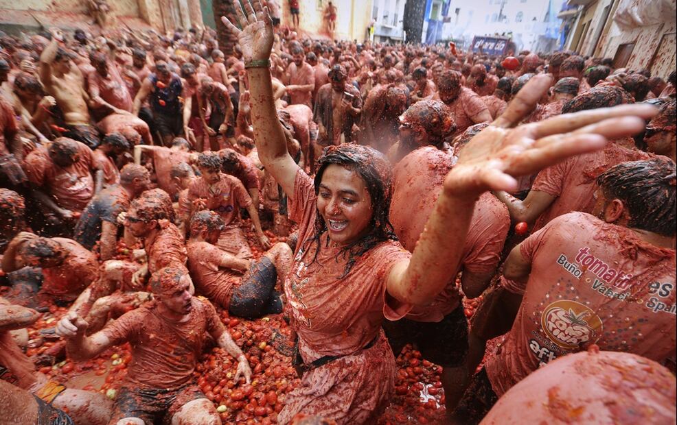 Una mujer disfruta de la fiesta anual de la Tomatina en el pueblo de Buñol, cerca de Valencia, España, el miércoles 27 de agosto de 2025. Foto: AP