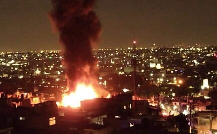 Incendio consume edificio en Tlalnepantla
