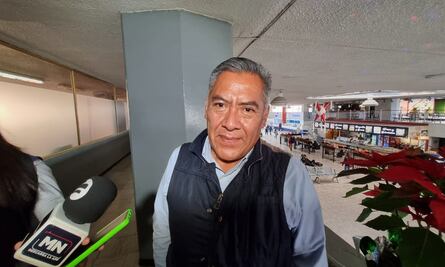 Taxistas de Toluca exigen aumento de 45 pesos el banderazo de salida por recorrido de 10 km