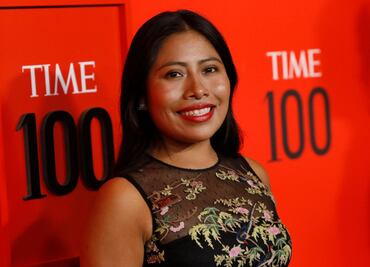 Yalitza Aparicio deslumbra con vestido bordado en alfombra roja de las 100 personas más influyentes del mundo
