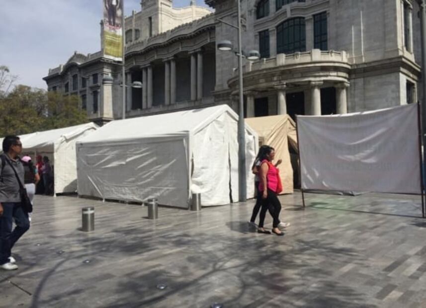 Público de Bellas Artes accede por puerta lateral ante presencia de manifestantes