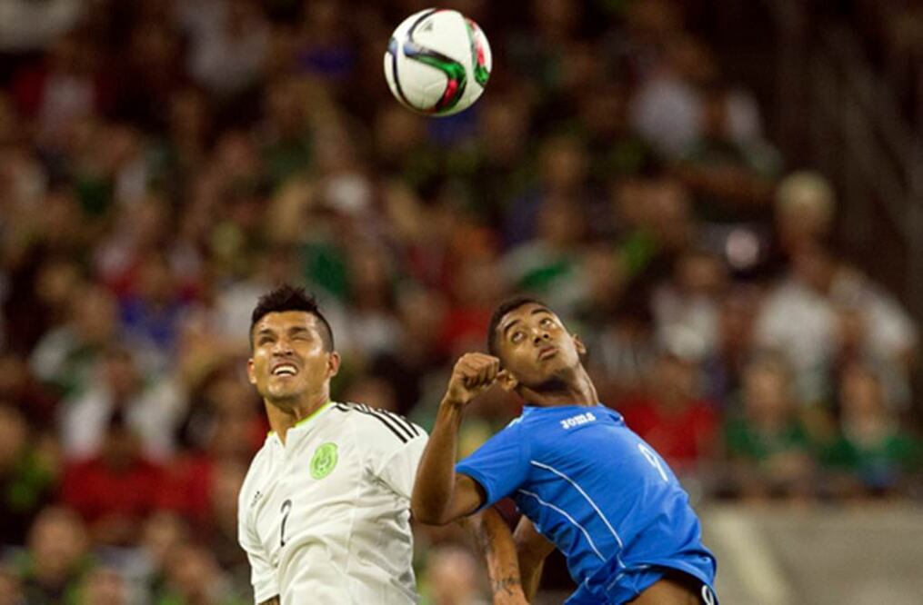 Francisco Javier Rodríguez y Anthony Lozano (9), en férrea lucha por el balón. Foto KEVIN JAIRAJ / USA TODAY SPORTS