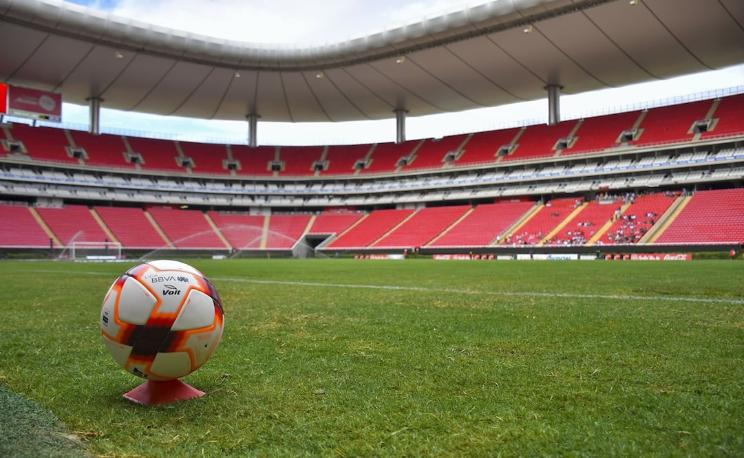 El césped del estadio Akron está en malas condiciones - FOTO: Imago7