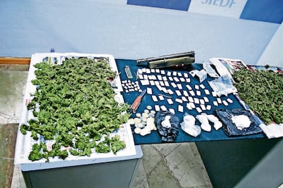 Aprehenden a 5 peruanos por venta de droga