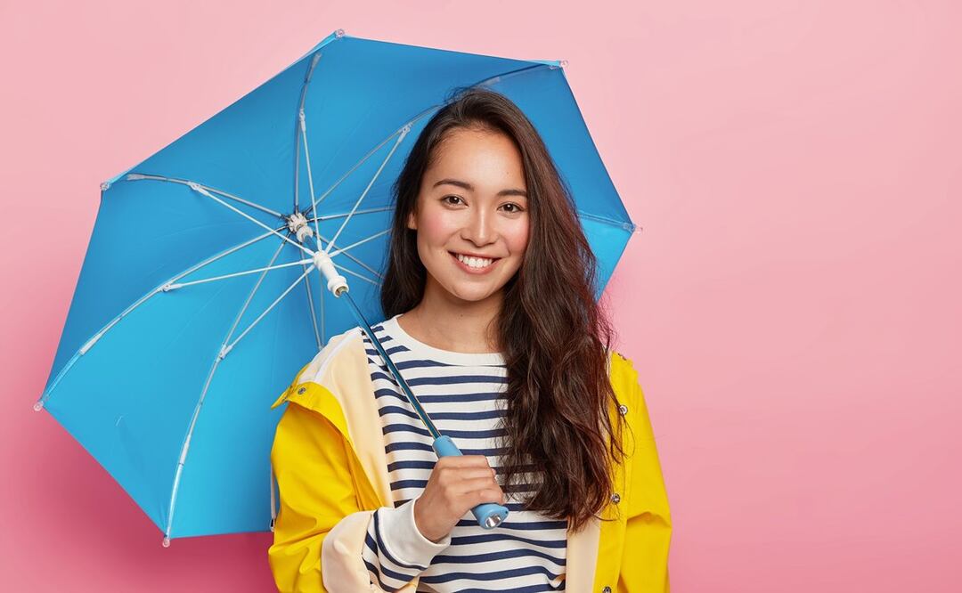 Los paraguas pueden tener un diseño que complemente tus outfits. Foto: Freepik