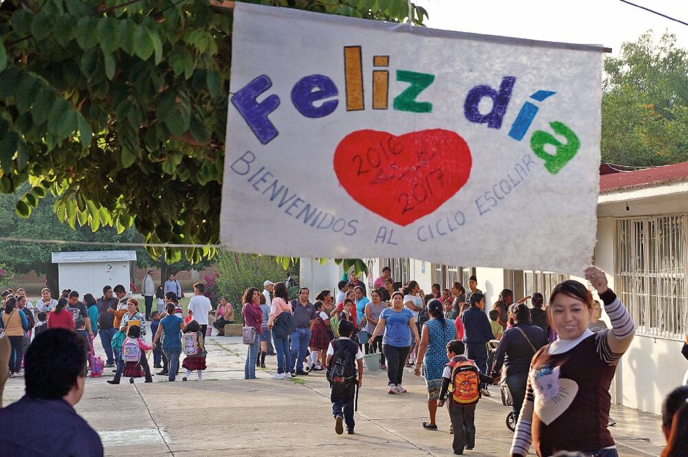 Ante el temor de ser despedidos, profesores de la Sección 22 de la CNTE iniciaron clases en la Escuela Primaria Benito Juárez , en el municipio de Santa Lucía del Camino, donde padres de familia exigieron el cambio de maestros (EDWIN HERNÁNDEZ)