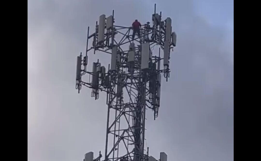 El sujeto de 38 años se hizo pasar por un trabajador de la compañía T- Mobile para escalar una torre. Foto: Tomada de video