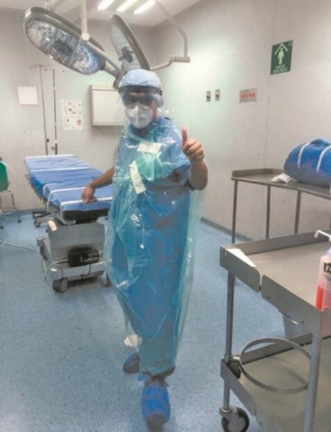 Ante falta de equipo, se protegen del Covid con bolsas de plástico