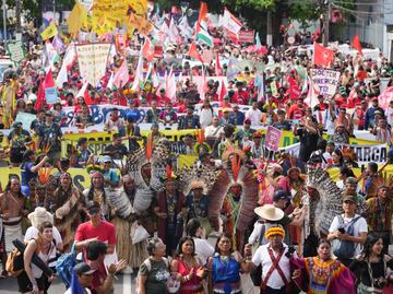 Miles de manifestantes alzan su voz en la COP30, en contra de las “falsas soluciones”