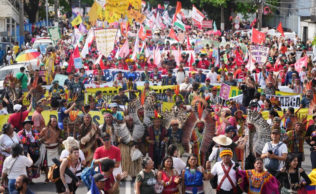Activistas participan en una protesta climática durante la Cumbre del Clima COP30 de la ONU, el sábado 15 de noviembre de 2025, en Belém, Brasil. Foto: AP