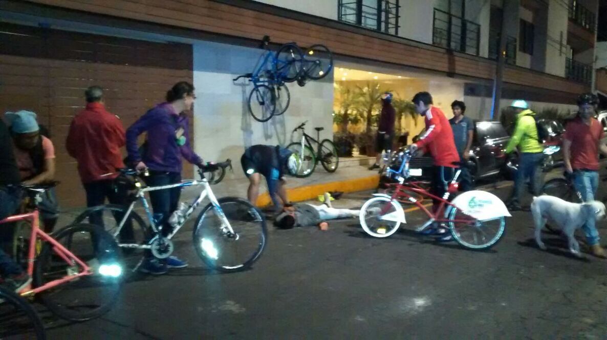 Ciclistas protestan en el presunto domicilio del llamado #LordAudi. FOTO: Especial