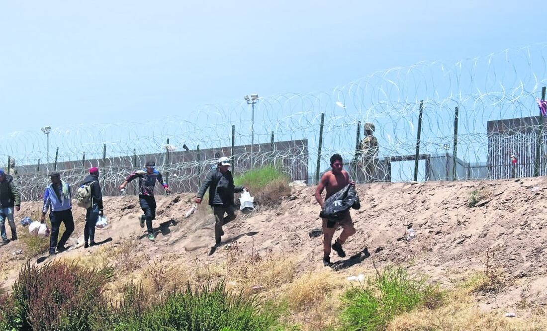 Los migrantes se apresuraban por el bordo que divide Ciudad Juárez y El Paso, Texas; sin embargo, en ese punto ya no pudieron pasar, Foto: Paola Gamboa / EL UNIVERSAL