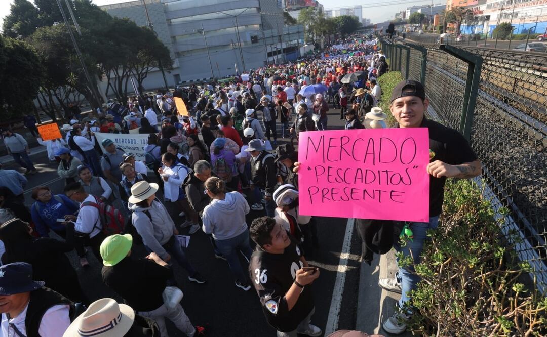 Comienza movilización de comerciantes de distintos mercados de la capital. Partieron del metro viaducto y se dirigen al zócalo. Foto: Gabriel Pano El Universal