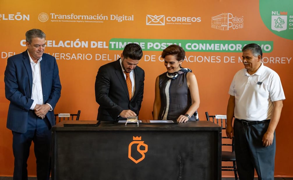 Samuel García presenta estampilla del Metro de Monterrey; conmemora 35 años de servicio.
Foto: Especial.