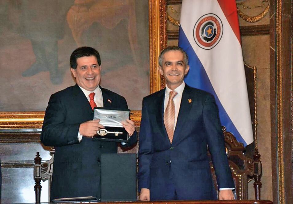 El presidente de Paraguay, Horacio Cartes, recibió la Llave, Medalla y réplica de las Alas de la Ciudad de México de manos del jefe de Gobierno, Miguel Ángel Mancera (ESPECIAL)