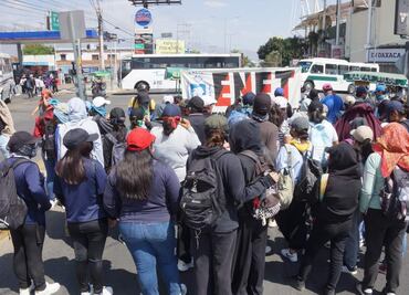 Normalistas de Oaxaca bloquean carreteras para exigir solución a sus demandas; piden mejorar infraestructura de los planteles