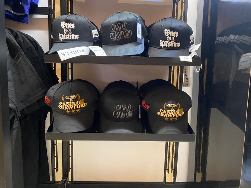 Gorras de la pelea Canelo vs Crawford / Foto: Nicolás Schiller - EL UNIVERSAL