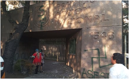 Sindicato de Electricistas raya y bloquea sede del PAN; "retire a sus porros", pide Marko Cortés a AMLO