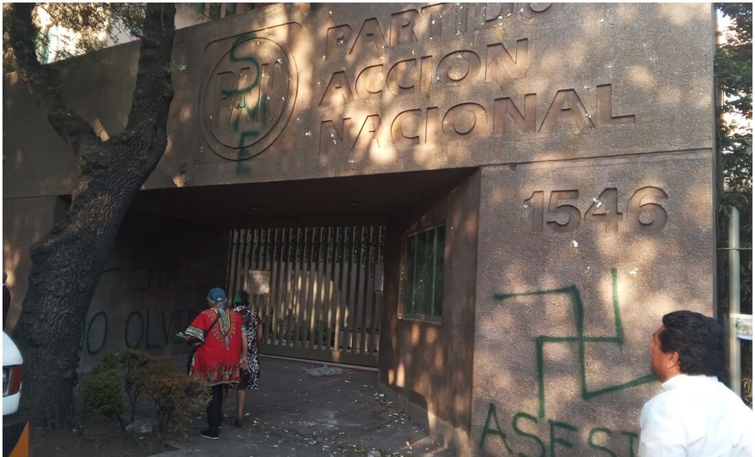 SME protesta en la sede nacional del PAN. Foto: Especial