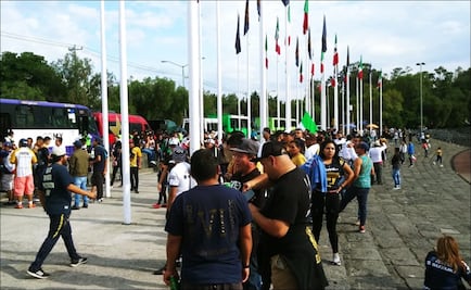 Aficionados de Pumas parten en caravana al estadio Azteca