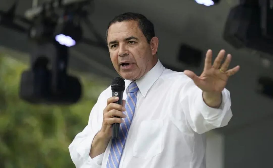 El representante estadounidense Henry Cuellar, demócrata por Laredo, habla durante un evento de campaña el miércoles 4 de mayo de 2022 en San Antonio. Foto: AP
