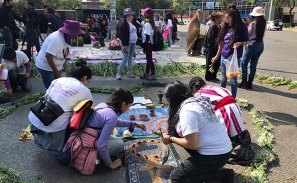 25N. Feministas realizan una ofrenda en la Glorieta de la Mujeres que Luchan