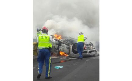 Sofocan incendio de vehículo en Viaducto; reportan dos lesionados