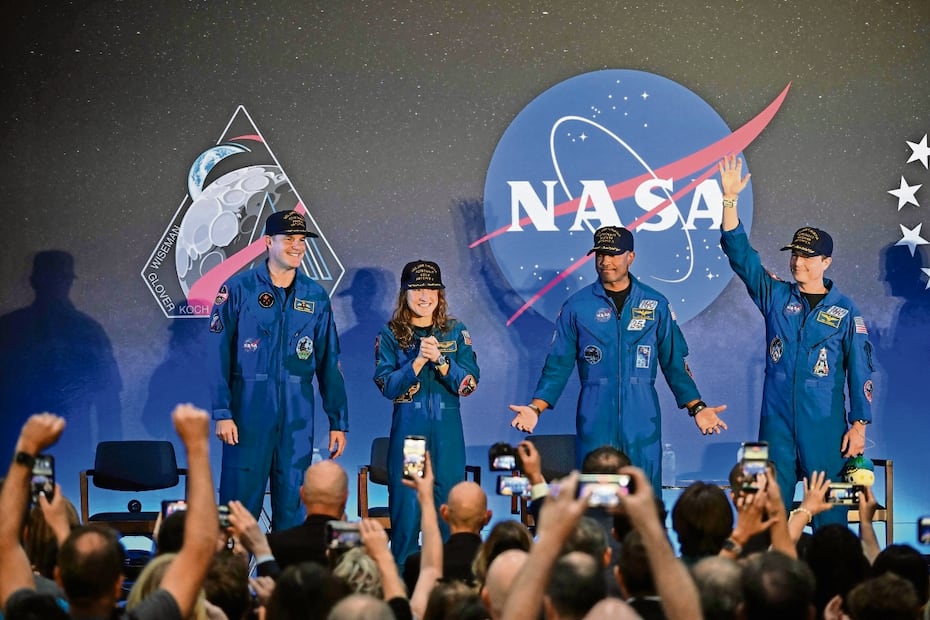 Los integrantes de Artemis II: Jeremy Hansen, Christina Koch, Victor Glover y el comandante Reid Wiseman, ayer en Houston, Texas. Foto: RONALDO SCHEMIDT/AFP