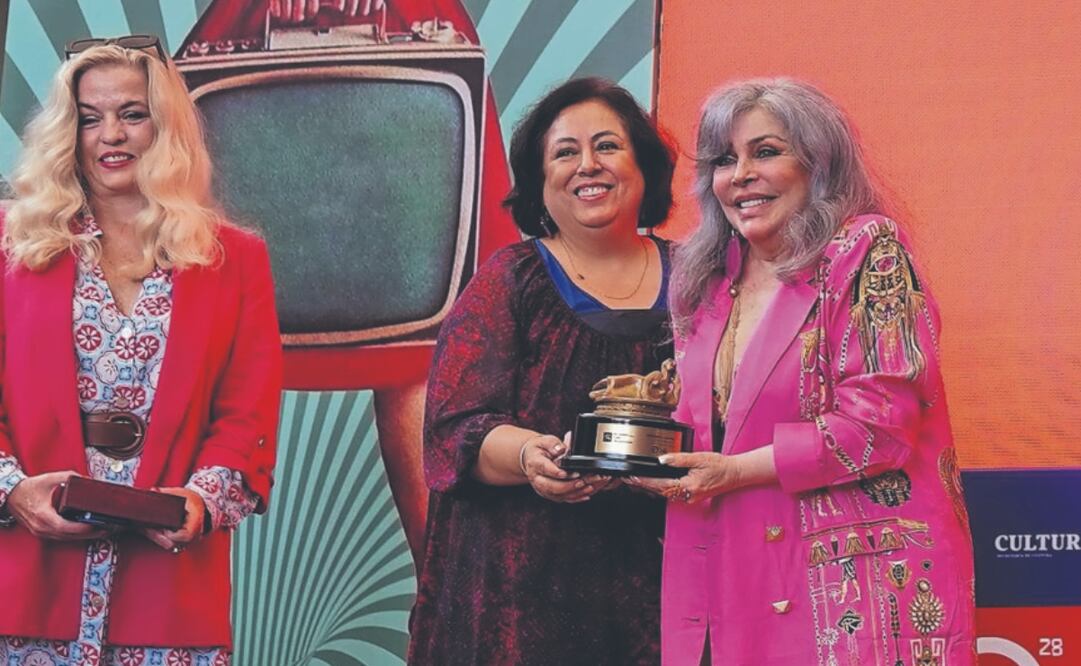 Sarah Hoch, directora del GIFF, Cristina Prado, presidenta de la Asociación de Mujeres en el Cine y la TV, con la homenajeada actriz. Foto: de GIFF
