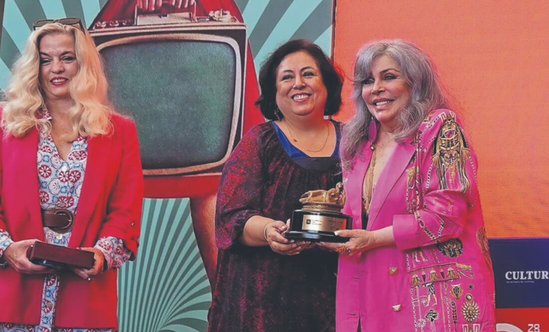 Sarah Hoch, directora del GIFF, Cristina Prado, presidenta de la Asociación de Mujeres en el Cine y la TV, con la homenajeada actriz. Foto: de GIFF