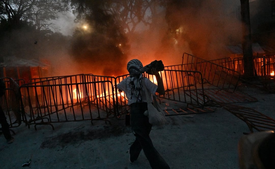Con pintura roja, los manifestantes pintaron las vallas policiacas, por lo que respondieron rociando el contenido de extintores. Foto: AFP