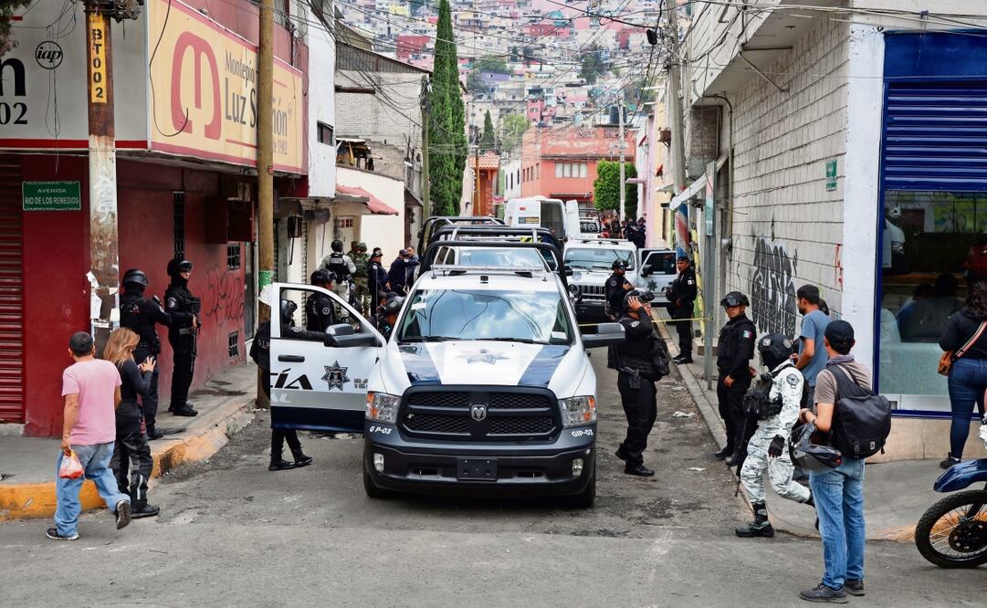 Policías mexiquenses realizaron un rastreo de los homicidas en las cámaras; no hay detenidos.  Foto: Valente Rosas / EL UNIVERSAL