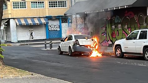 ¡Por no pagar el golpe! Sujetos le prenden fuego a auto tras choque 