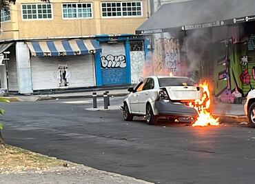 ¡Por no pagar el golpe! Sujetos le prenden fuego a auto tras choque