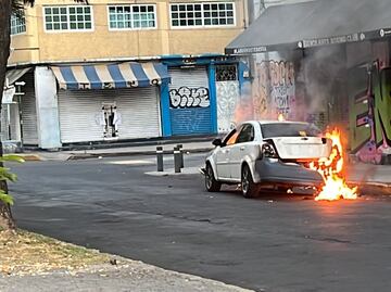 ¡Por no pagar el golpe! Sujetos le prenden fuego a auto tras choque